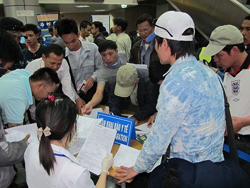 Lap khu cach ly khach nhap canh nghi nhiem virus Ebola hinh anh