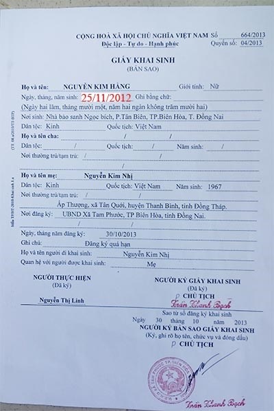 Khai sinh hai đứa con cách nhau năm tháng tuổi của bà mẹ 47 tuổi.