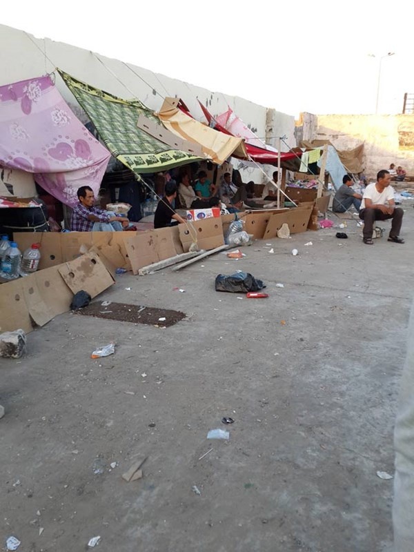 Không chỉ sống khổ, các lao động còn không có nước để uống, không có đồ để ăn, chủ yếu trông chờ vào lương thực xin được từ các đoàn di tản của các nước bạn. Trong khi đó, chiến sự vẫn xảy ra, nạn cướp bóc thì hoành hành. Trại tị nạn được dựng tạm tại biên giới Lybia - Ai Cập.