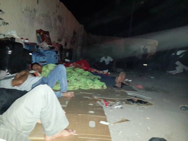   Lao động nằm vạ vật bên đường.