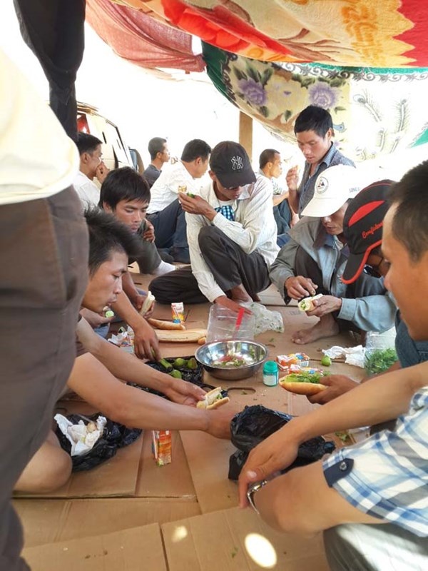 Mặc dù sống trong hoàn cảnh khó khăn, lao động Việt Nam vẫn rất đoàn kết.