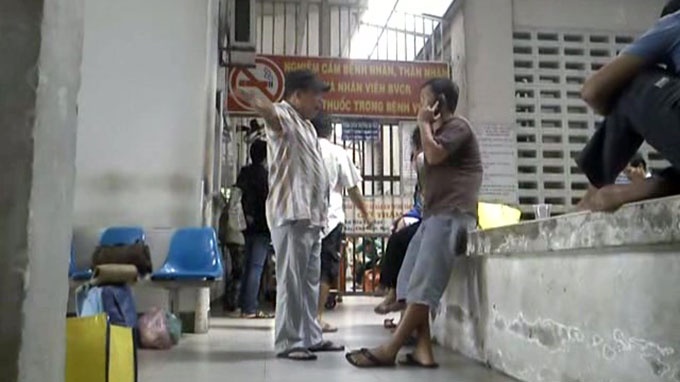 Phước “heo” (trái) chèo kéo người nhà bệnh nhân đi xe cứu thương giả.