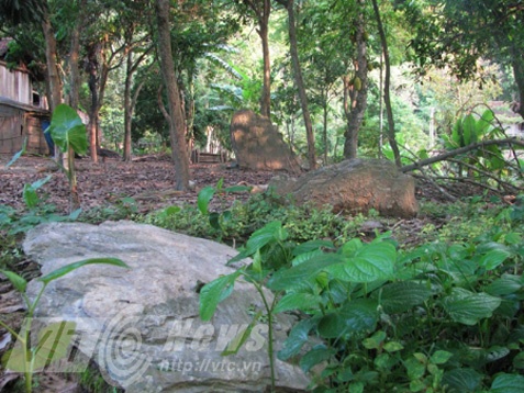 Mộ đá trong vườn nhà dân. 