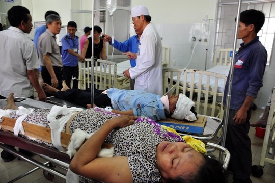 Hai xe khach doi dau, 23 nguoi bi thuong hinh anh