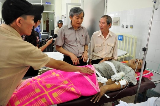 Tài xế Đặng Ngọc Duy (43 tuổi, ngụ xã Nghĩa Thắng, huyện Tư Nghĩa) bị đứt lìa chân trái đang được điều trị tại Bệnh viện đa khoa Quảng Ngãi.