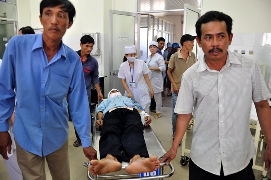 Các nạn nhân vụ tai nạn được chuyển vào bệnh viện đa khoa Quảng Ngãi.