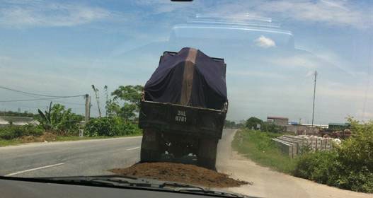 Bi bat vao tram can, vua di vua do cat xuong duong phi tang hinh anh