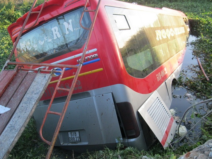 Rang sang, xe khach cho 40 nguoi lat xuong muong hinh anh