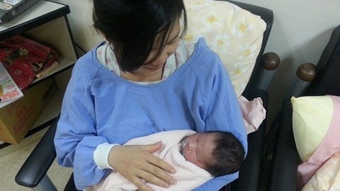 Bo me chet ngat vi con doi lay chong Dai Loan hinh anh