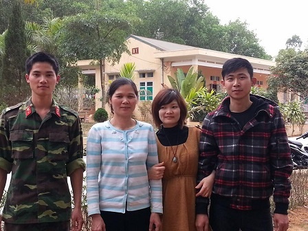 Vợ chồng Mai cùng mẹ đến thăm em trai Mai tại nơi đóng quân.