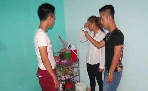 Ánh thực nghiệm lại động tác đâm vào ngực nạn nhân.