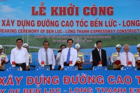 Thủ tướng Chính phủ Nguyễn Tấn Dũng bấm nút khởi công dự án đường cao tốc Bến Lức - Long Thành.