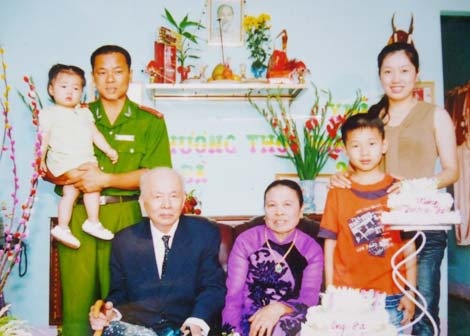 Nguoi thanh nien xin hien than cho canh sat hinh su hinh anh