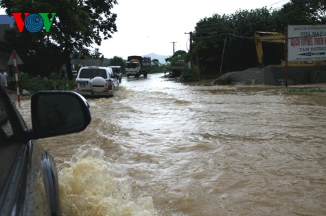 Trận lũ ống và sạt lở đất xảy ra lúc 2h30 sáng nay (12/8) tại thị trấn huyện Tam Đường và xã Sơn Bình, huyện Tam Đường, tỉnh Lai Châu làm 6 người chết (trong đó có 4 trẻ em) và mất tích, 4 người bị thương (1 người bị thương nặng phải đưa về Hà Nội cứu chữa). 