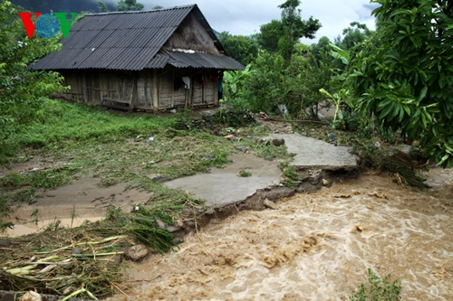 Nhiều nhà dân bị đe dọa. 