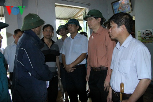 Đoàn công tác của tình thăm hỏi, động viên gia đình bị nạn.