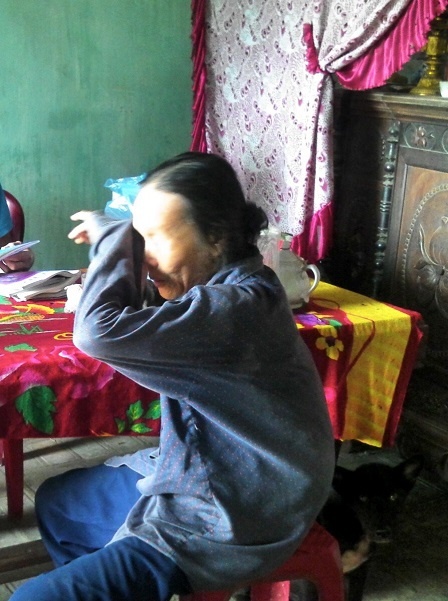 Suốt cuộc nói chuyện, hai dòng nước mắt bà Nhung luôn chảy dài.