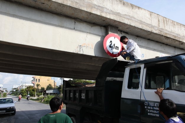 Sau vu xe khach bi hot sach noc moi lap bien canh bao hinh anh