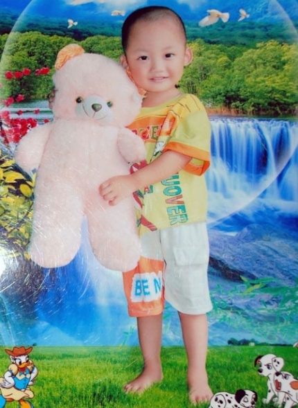 Vũ Văn Quang (SN 1980) học hết lớp 9 rồi bỏ học ở nhà và quen biết với chị Lê Thị Hà (SN 1984, ở thôn 4, xã Tế Tân). Đến tháng 3/2007, Quang kết duyên với Hà và hơn một năm sau thì sinh được cháu Vũ Quốc Linh. 