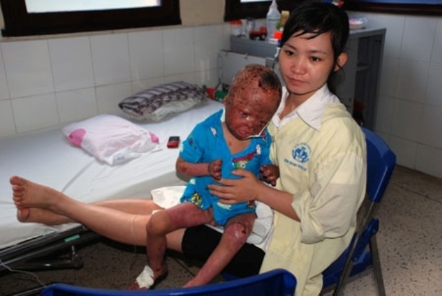 Do bản tính ham chơi cờ bạc, lô đề rồi về nhà hay đánh đập vợ con nên gia đình phát sinh mâu thuẫn, chị Hà bỏ về nhà mẹ đẻ sống. Quang nhiều lần đến nhà ngoại đe dọa, dằn mặt gia đình vợ.