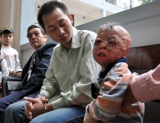 Sáng ngày 27/4, Quang mượn xe máy em trai là Vũ Văn Trung chở cháu Linh xuống nhà ngoại. Trên đường đi, Quang vào cây xăng mua một can nhựa màu vàng loại 2 lít xăng mang theo. Khi đến nhà mẹ vợ, không thấy Hà ở nhà nên lớn tiếng đe dọa: 