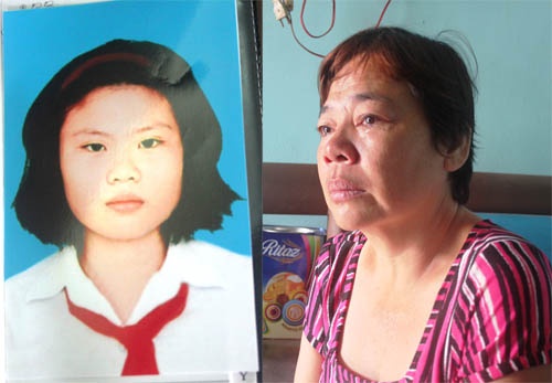 Mẹ cháu Quyên (phải) buồn rầu khi cháu mất tích.