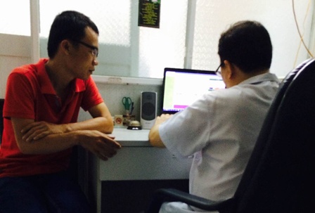 “Thầy” Đức khám bệnh bằng cách hỏi qua loa.