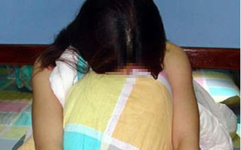 Ong chu nha hang mua be gai 13 tuoi de ban dam hinh anh