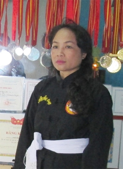 Võ sư Ngọc Chi bên chuỗi thành tích đồ sộ của mình.