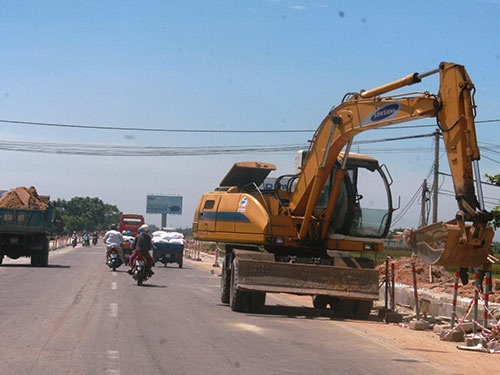 Các phương tiện phục vụ cho việc thi công Quốc lộ 1 qua địa phận tỉnh Quảng Nam đậu ngổn ngang gây khó khăn cho người tham gia giao thông.