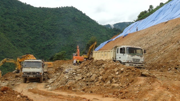 Sat mai nui tren dap thuy dien Ban Ve hinh anh