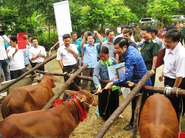 Chu tich nuoc tang bo giong giup nguoi ngheo bien gioi hinh anh