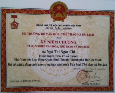 Võ sư Ngọc Chi được Bộ trưởng bộ VH-TT-DL tặng Kỷ niệm chương.