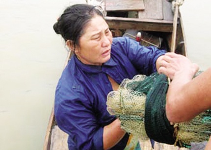 Chị Nguyệt đã có hơn 30 năm vớt xác người. 