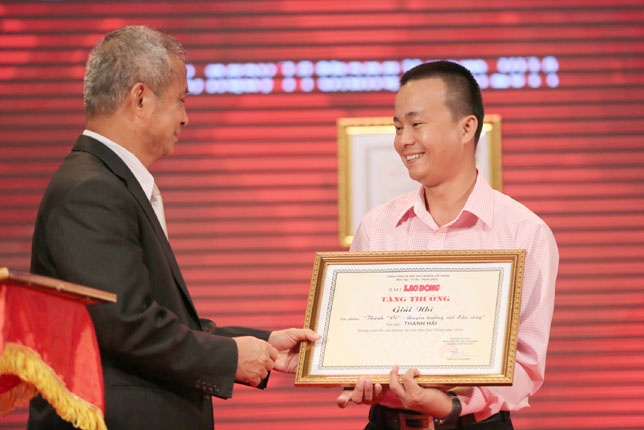 Chủ tịch Tổng LĐLĐVN Đặng Ngọc Tùng trao giải cho PV Báo Lao Động Phan Thanh Hải.