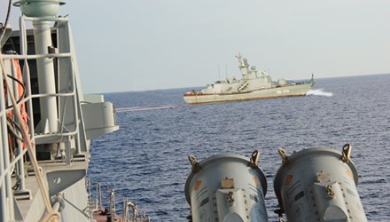 Hai tàu HQ 377 và HQ 378 luyện binh trên biển.