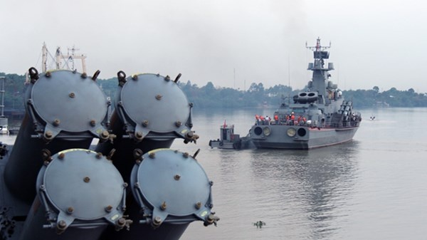 Luyen binh tren tau phao ten lua 'Made in Vietnam' hinh anh