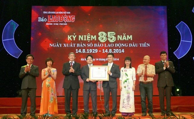 Bao Lao Dong don nhan Huan chuong Doc lap hang Nhat hinh anh