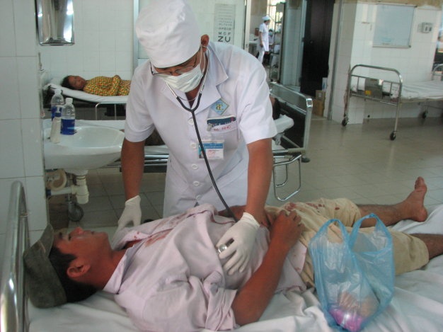 Sap khung sat nha tien che, 4 nguoi bi thuong hinh anh