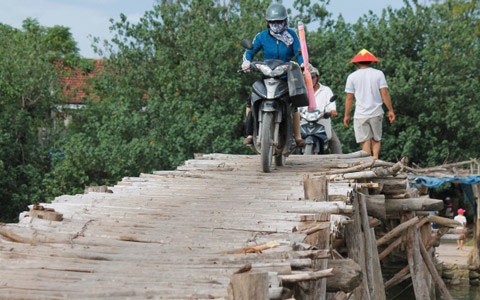 Có khoảng 1.000 hộ dân thường xuyên qua lại trên cây cầu này.  Hàng ngày, vào những lúc cao điểm, mọi người buộc phải xếp thành hàng dài, chờ đợi để luân phiên qua cầu.