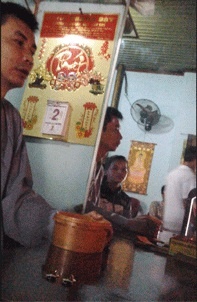 “Cậu Năm” (bên trái) cho biết: “Muốn lành bệnh thì phải lăn trứng, đeo tượng để đuổi vong”.