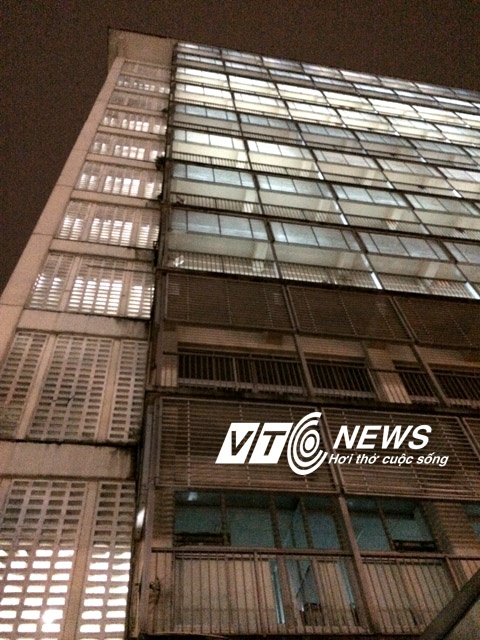 Nạn nhân nhảy từ trên cao hàng trăm mét xuống đất và chết tại chỗ.