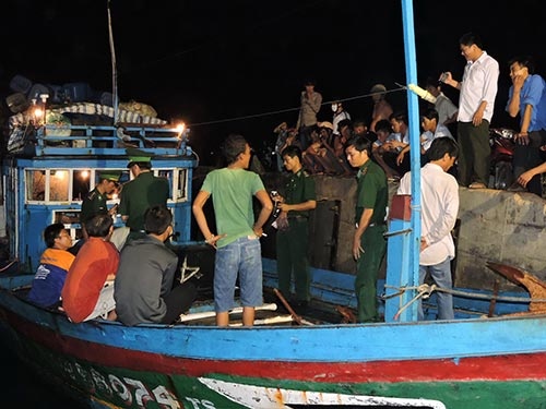 Tau ca Ly Son bi nguoi Trung Quoc cuop tai san hinh anh