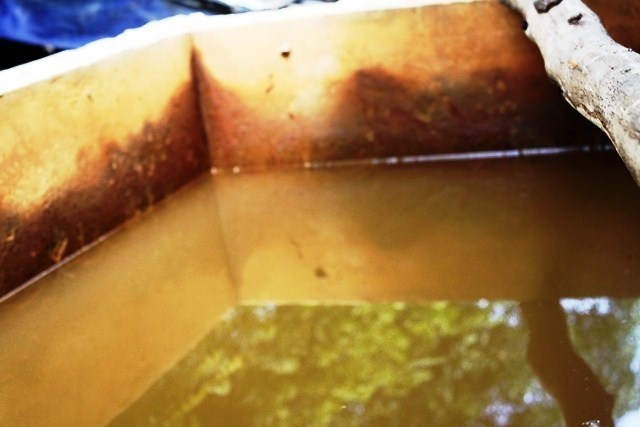 Be trai 2 tuoi tu vong khi roi vao be nuoc sinh hoat hinh anh