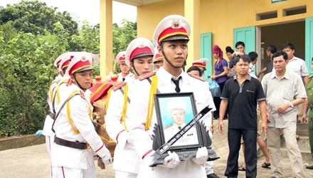 Nhung cong an am tham hy sinh giua doi thuong hinh anh