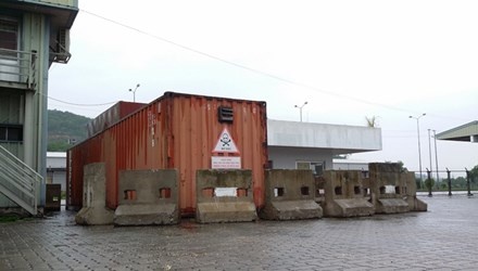 Cach nao xu ly 7.000 lit hoa chat sieu doc? hinh anh