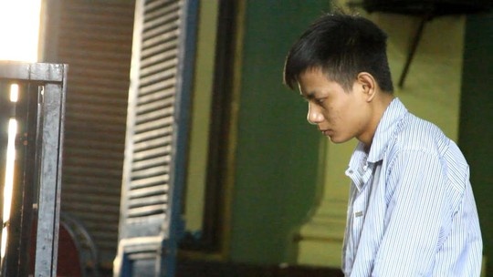 Nam thanh nien dua nguoi tinh nhi ra cong vien quan he hinh anh