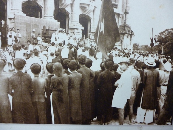 Quang cảnh ngày khai mạc Tuần lễ Vàng do các nhà yêu nước tổ chức để quyên góp cho Quỹ Độc lập, ngày 16/9/1945.