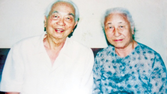 Nguoi hien tang 200 cay vang cho Cach mang hinh anh