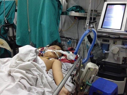 Cháu Đỗ Doãn Lộc lúc nằm cấp cứu tại Bệnh viện Việt Đức (Hà Nội).